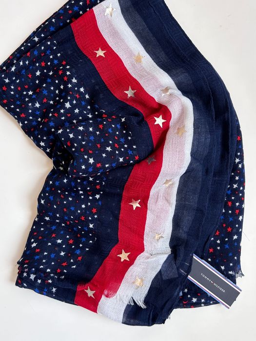 Tommy Hilfiger нов интересен шал в тъмно синьо