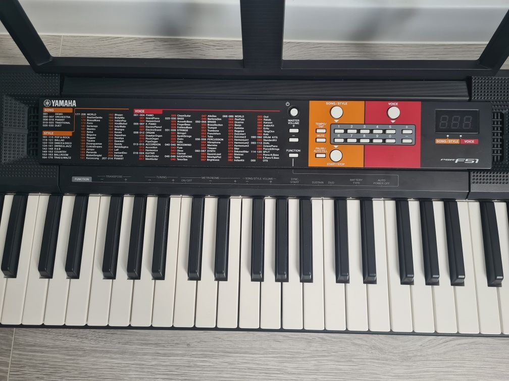Orga  pian Yamaha psr f51 + picior suport