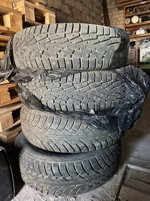 Продам зимние шины шипы в отличном состояние !
