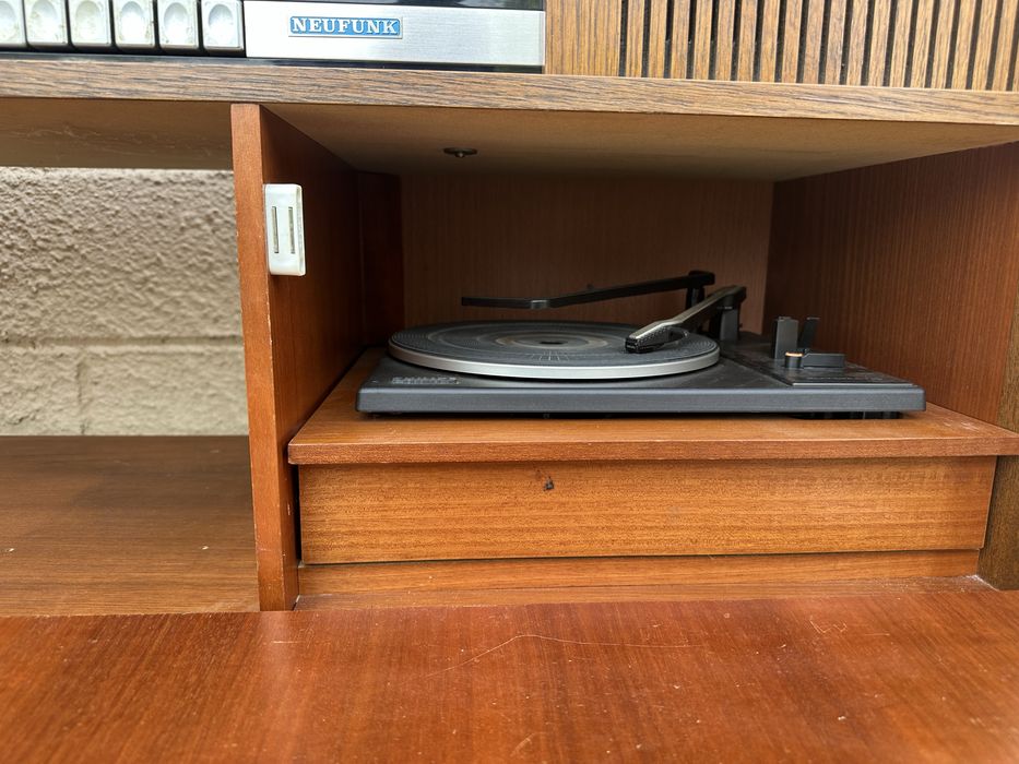 Виндитж музикален шкаф с радио и грамофон