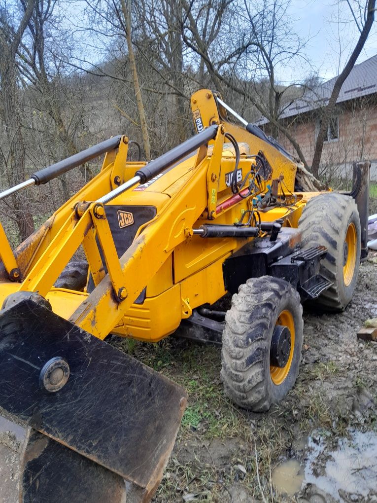 Dezmembrez buldoexcavator jcb