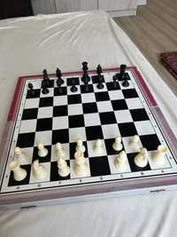 Раскладной шахматный столик с фигурками