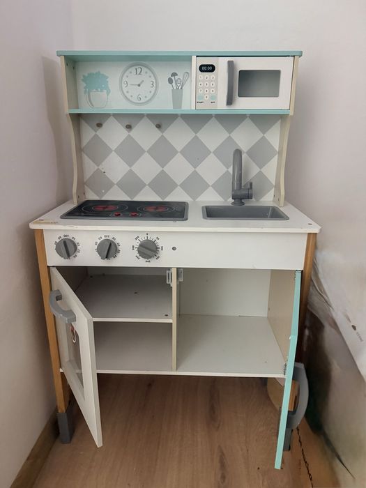 Bucatarie din lemn cu aragaz interactic.