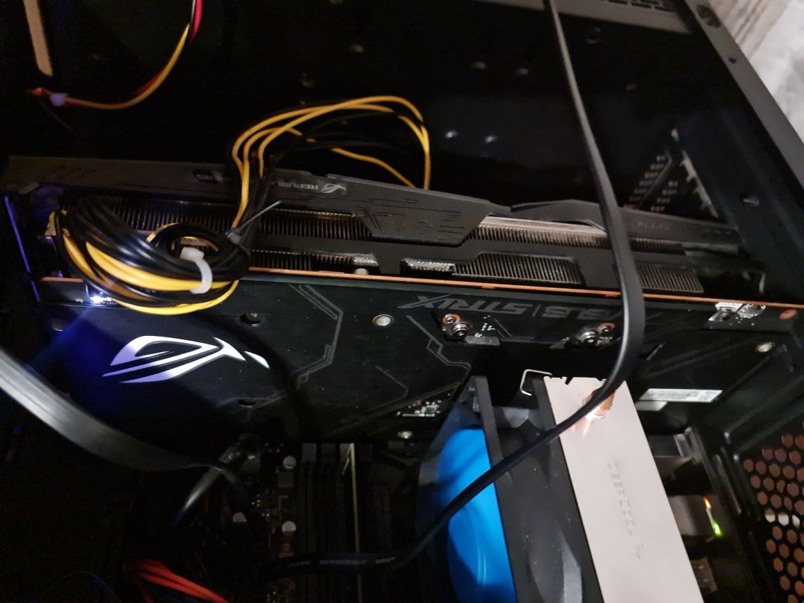 Продам видеокарту Asus Rog strix rx5600xt 6gb