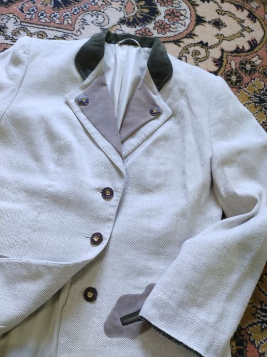 L. Sacou damă cu motive populare germane.