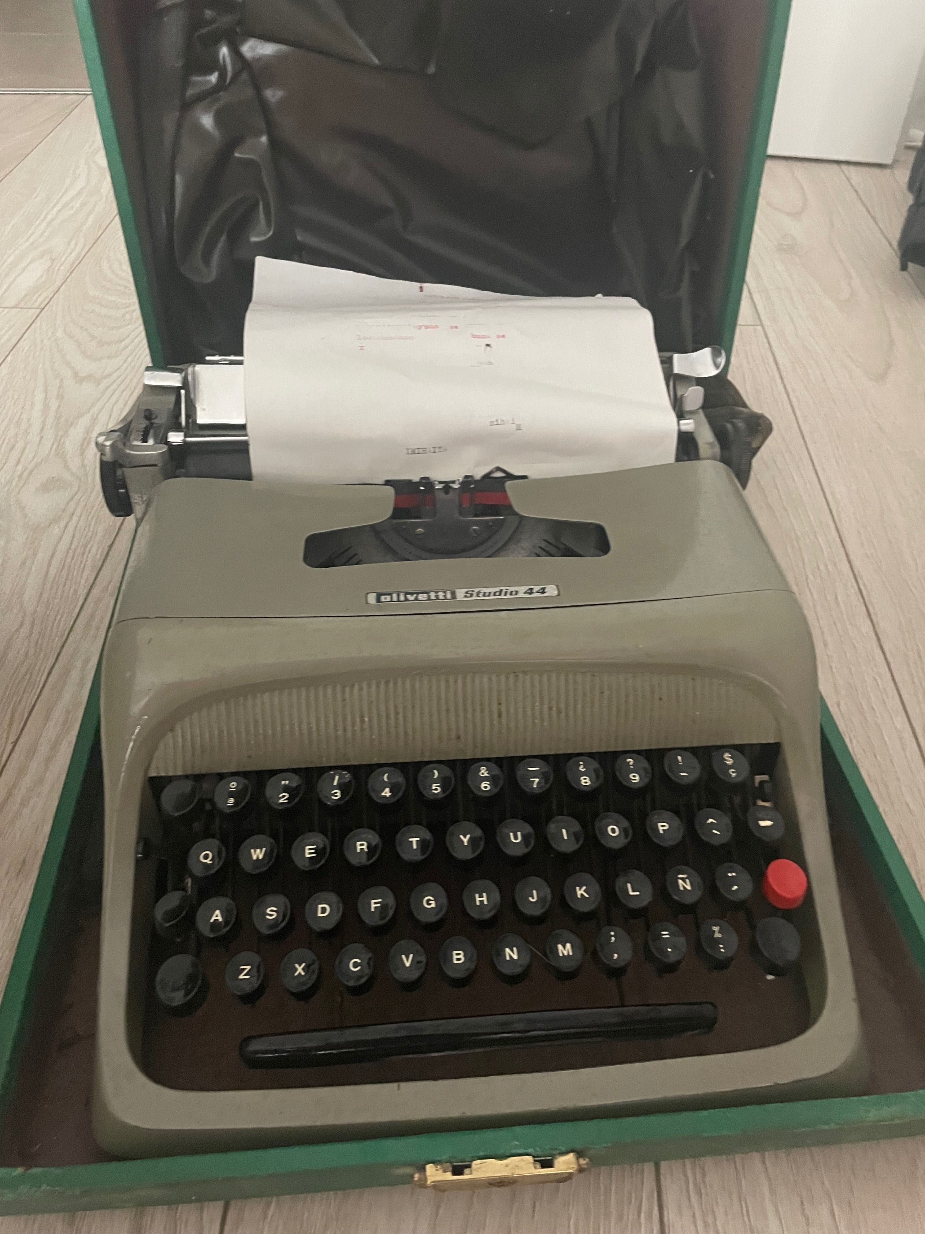 Masina de scris Olivetti Studio 44 din anul 1950