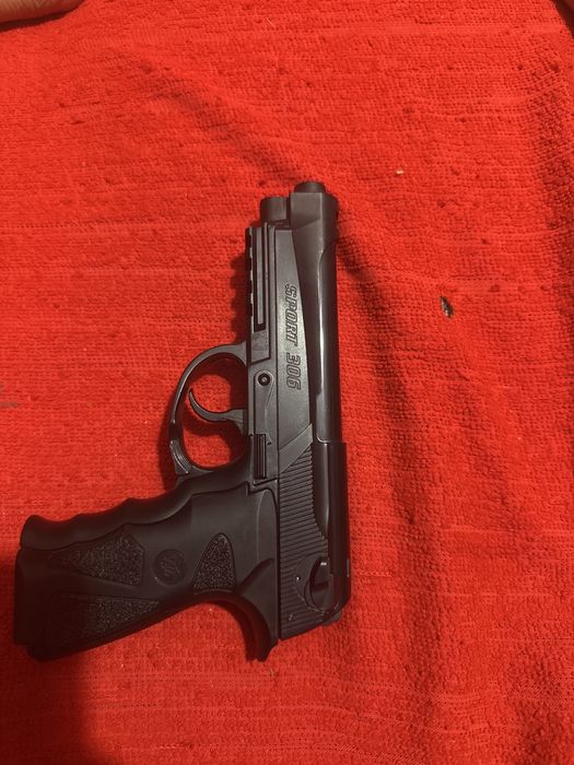 Pistol bereta semi full metal automat pentru cunoscatori