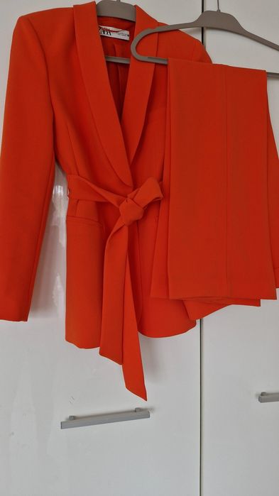 Costum sacou și pantalon Zara portocaliu.