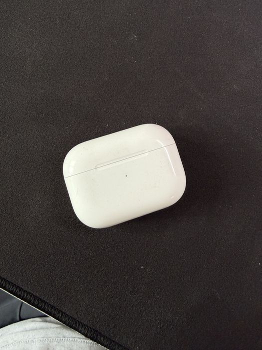 Продам AirPods Pro, первое поколение, оригинал, полный комплект.