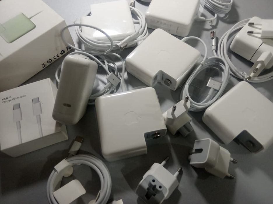 на MacBook - зарядка, блок питания