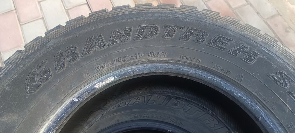 Продам зимнюю шину размер 265х65х17р состаяние нормално 2.сезона можно
