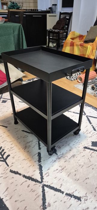 măsuță cafea neagră KORNSJÖ de la IKEA.