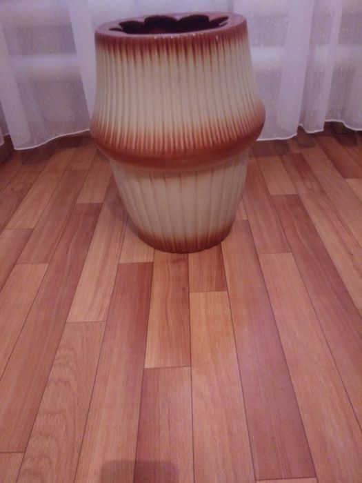 Продам большую напольную вазу