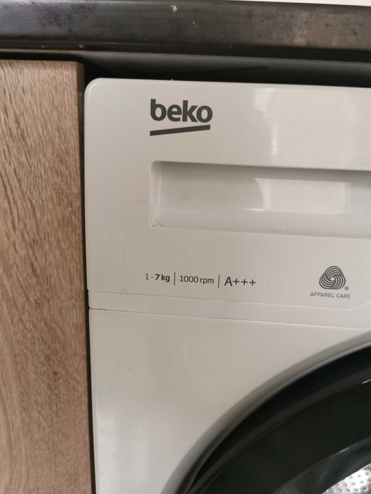 Комплект кухненски шкафове + пералня Beko + хладилник Liebherr