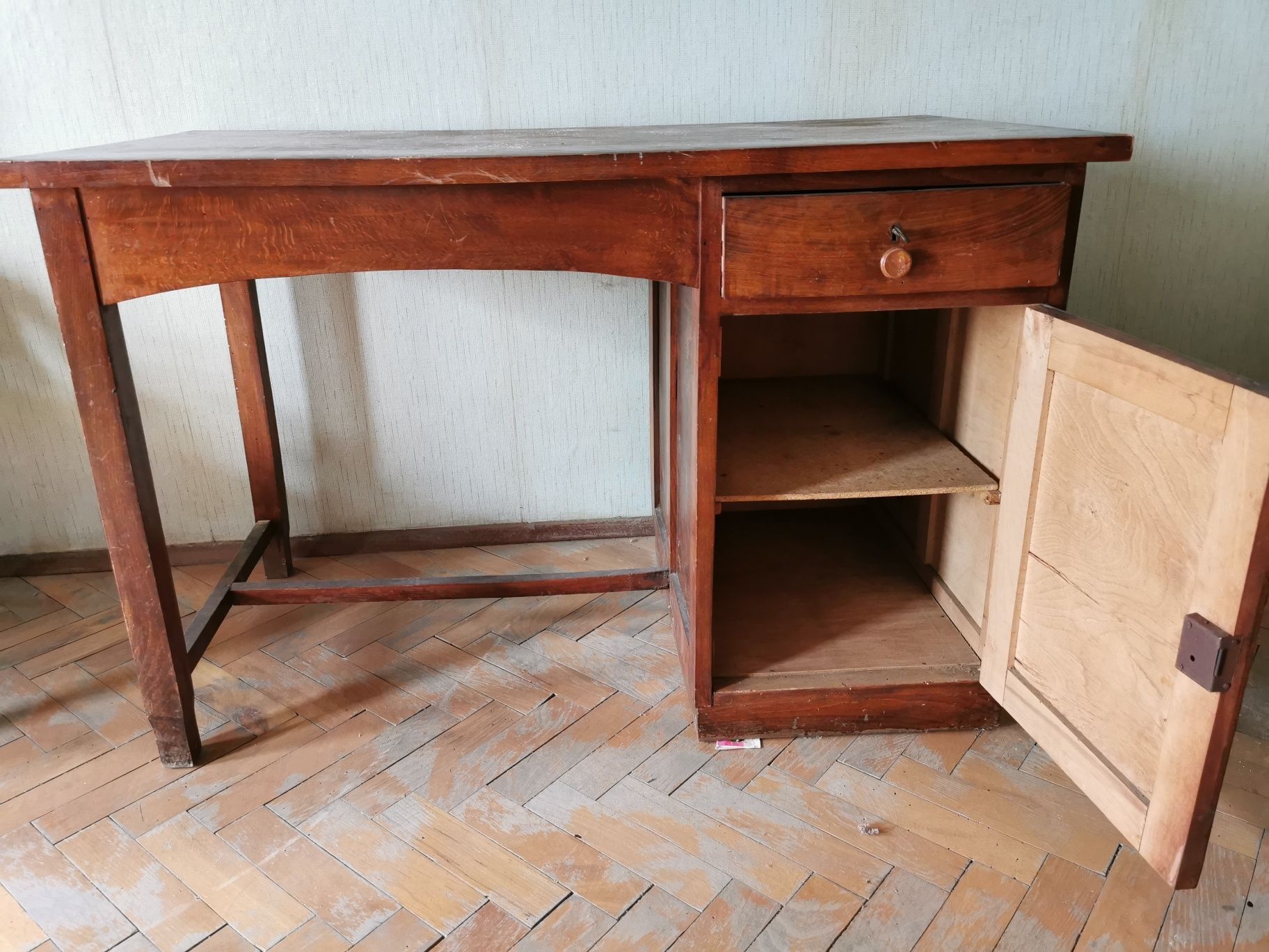 Дървено старнно бюро