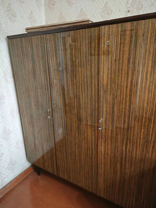Продаю советский шкаф трехдверный.