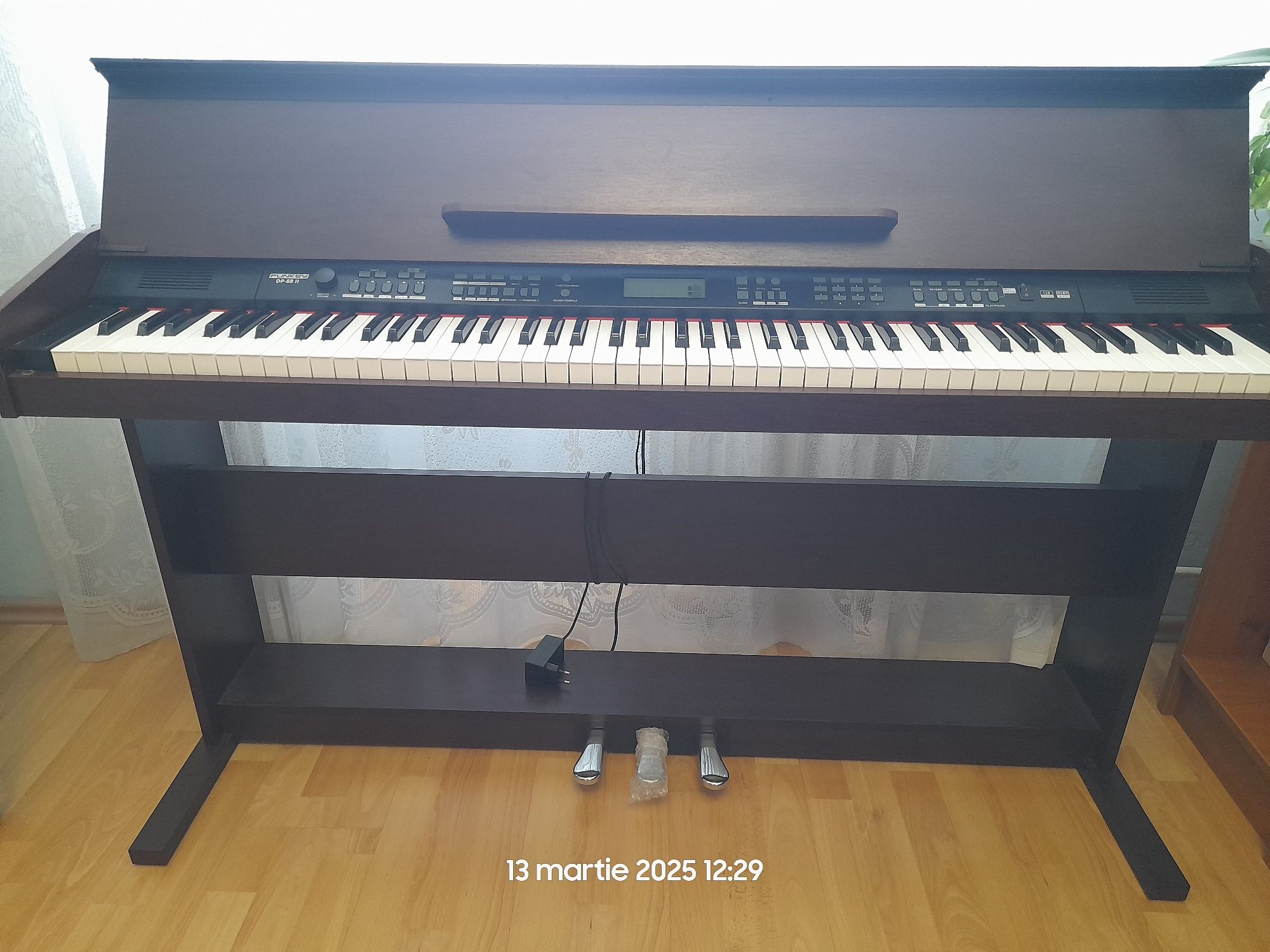 Vând pianina nefolosita.