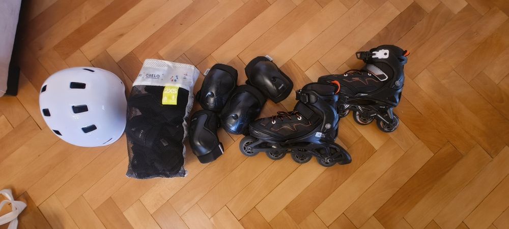 Vând role ajustabile + set protecție + cască 
Role cu