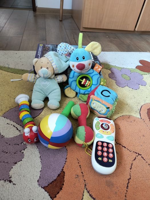Lot jucării bebe