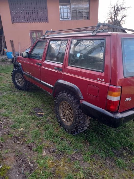 Vând Jepp Cherokee
