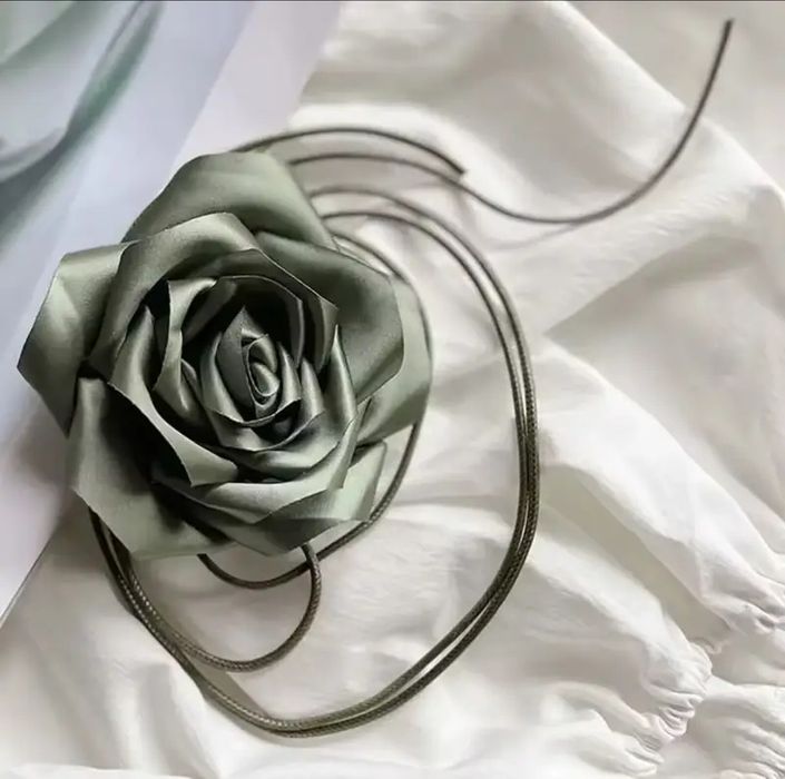 Луксозни чокъри с  рози в различни цветове