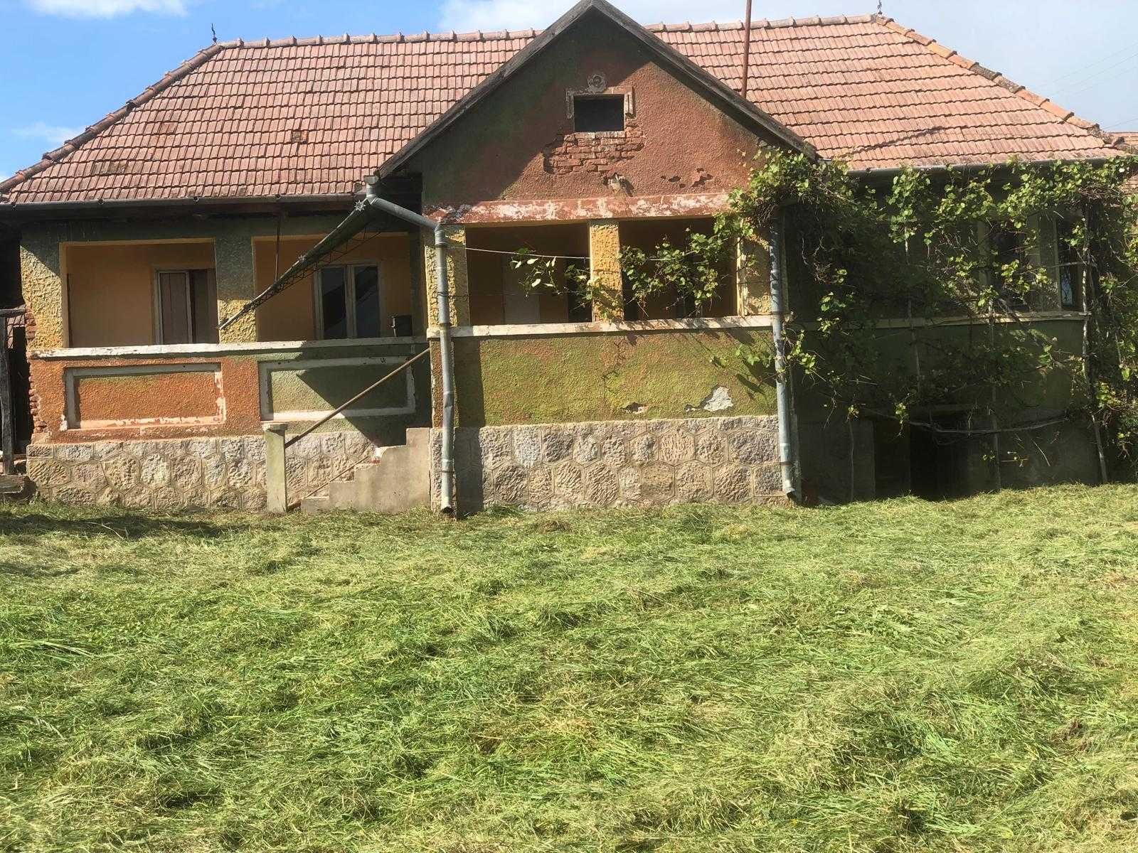 Vand sau schimb casa la tara~10 km de Reghin~22 ari teren