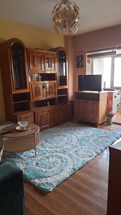 Închiriez apartament cu 2 camere