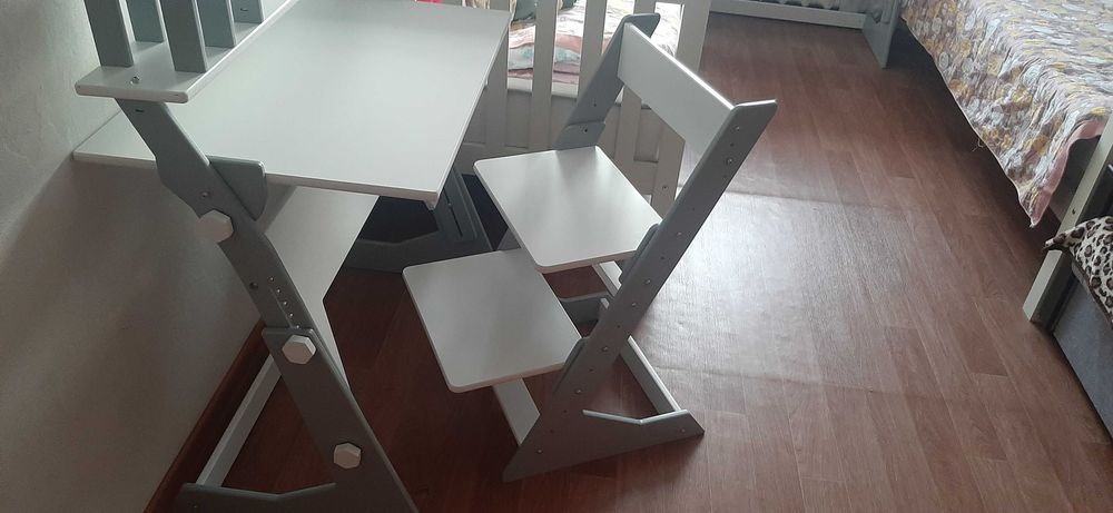 Продам растущий детский стол со стулом для занятий