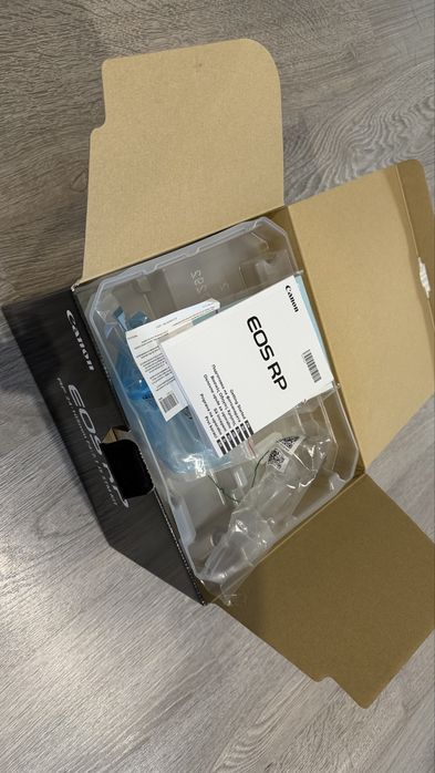 Aparat de fotografiat mirrorless Canon EOS RP cu grip si 2 baterii