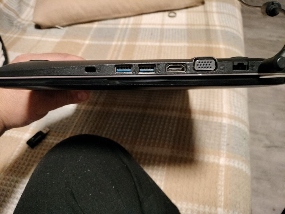 Vănd Laptop Asus  Intel Core I3-4005U Cpu 1.70GHz