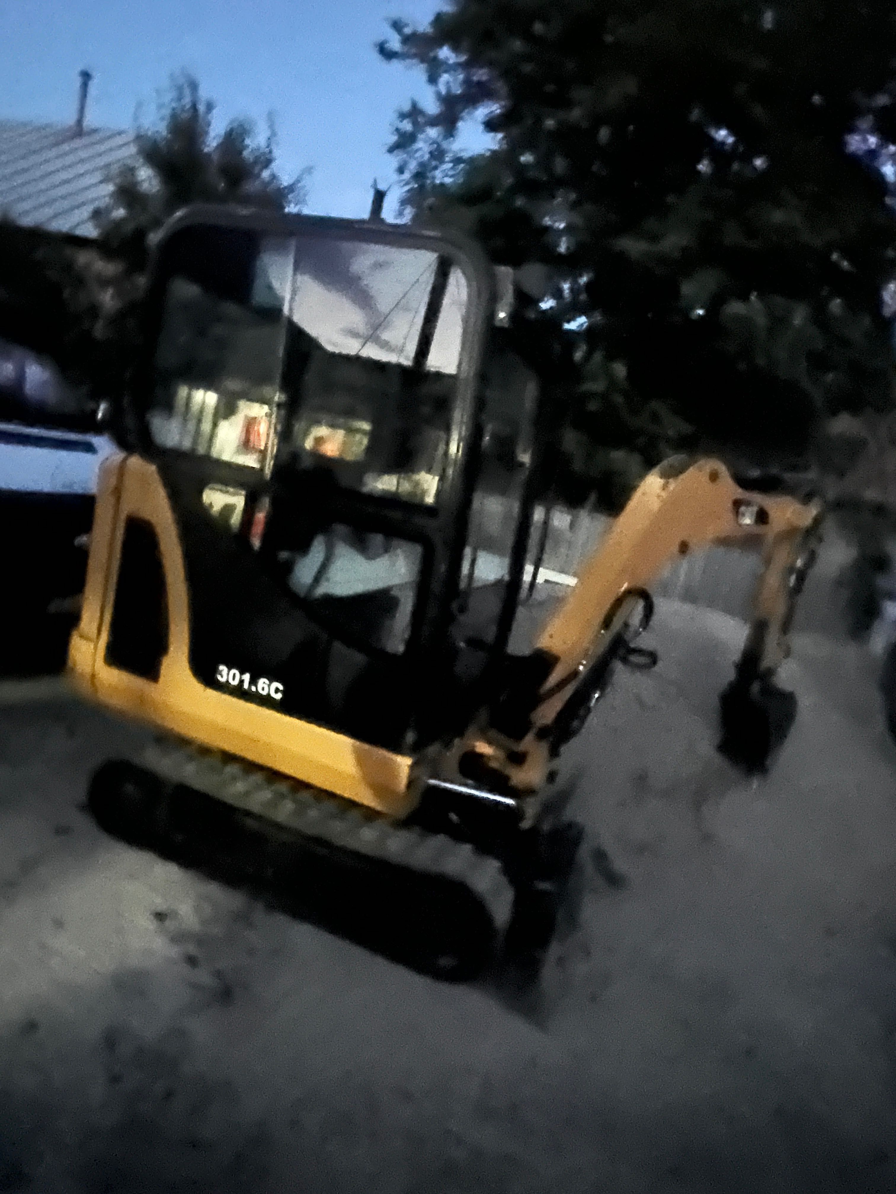 Inchiriez miniexcavator/buldoexcavator cu operator pe ele