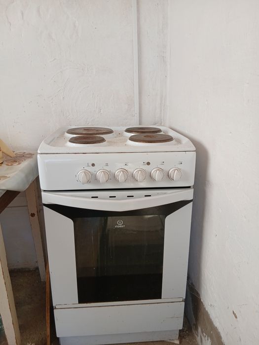 Продам электро плиту  Индезит