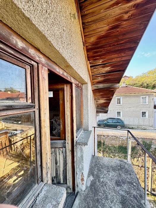 Продава се масивна къща в с. Бъта, общ. Панагюрище, обл. Пазарджик