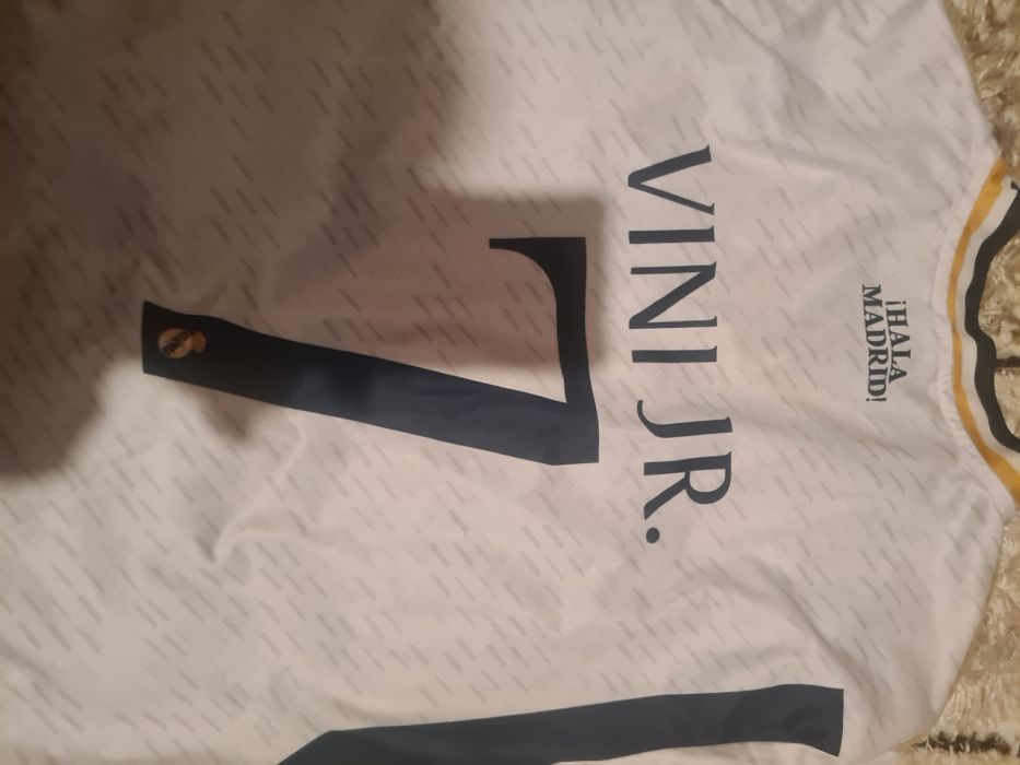 Оригинал блуза  Real madrid на Vini. Jr. размер   м