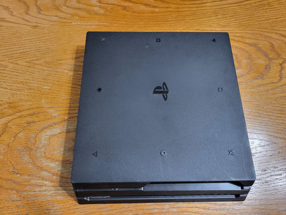 PLAYSTATION 4 PRO 1 TB SSD + 1 controler + 4 jocuri