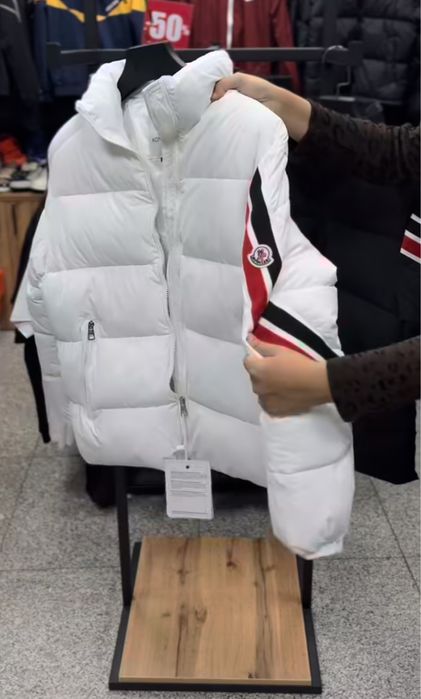 Продам куртку монклер