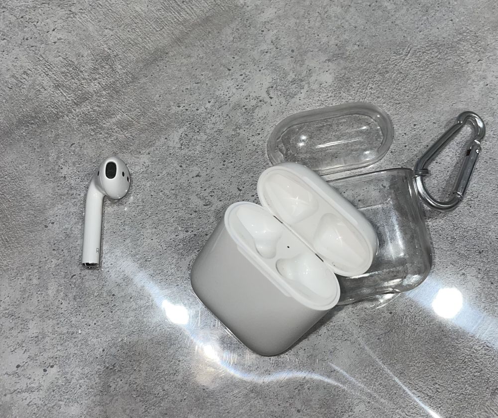 Оригинальный Кейс airpods 2 и правый наушник