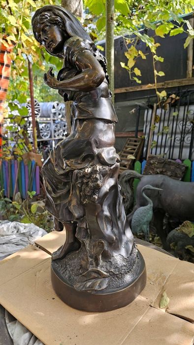 O deosebită Piesă din Bronz semnată