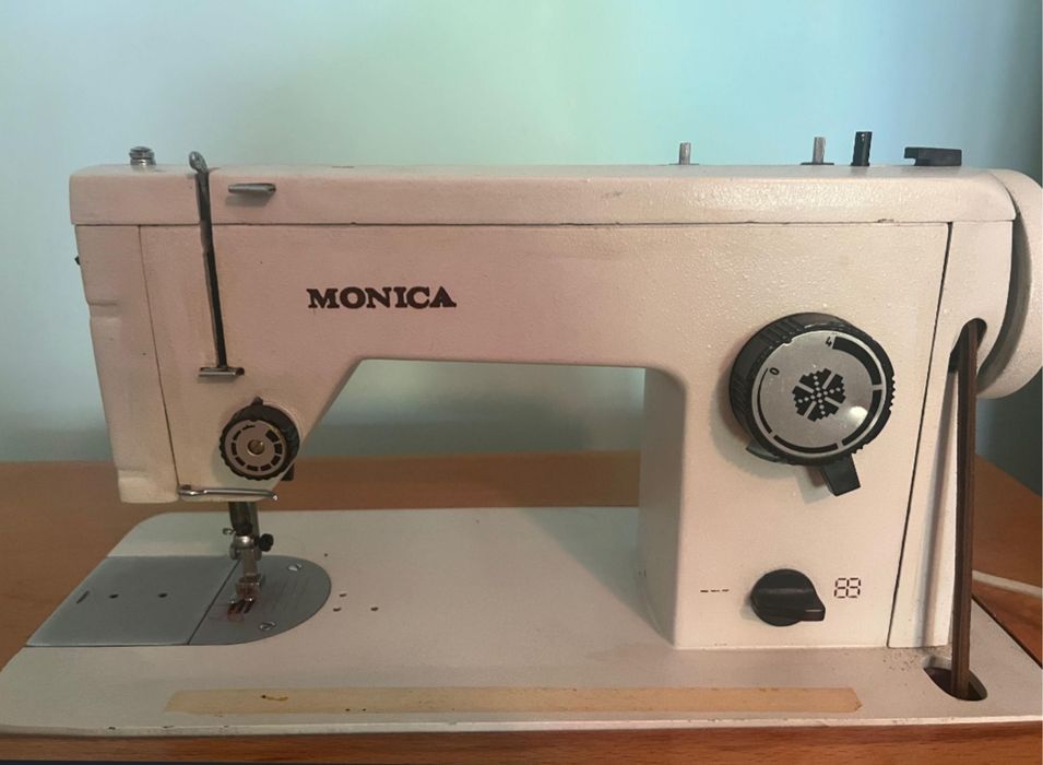 Masina de cusut Monica an 1983 ,nefolosita