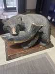 Statuie lemn urs cu peste in gura