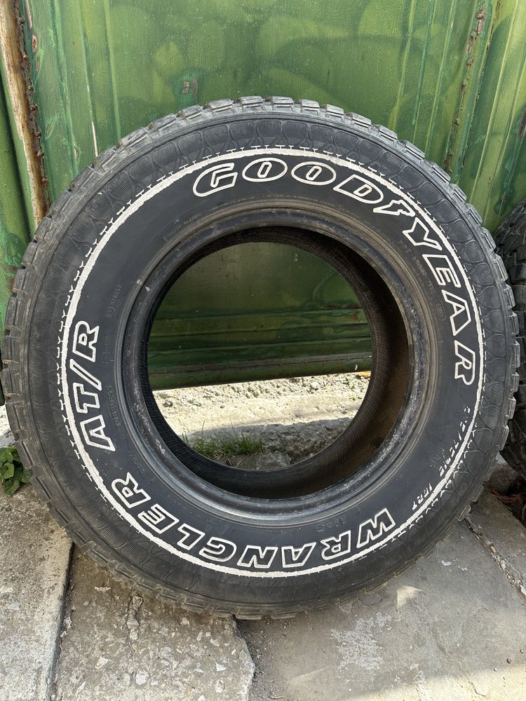 Гуми за джип R15 A/T