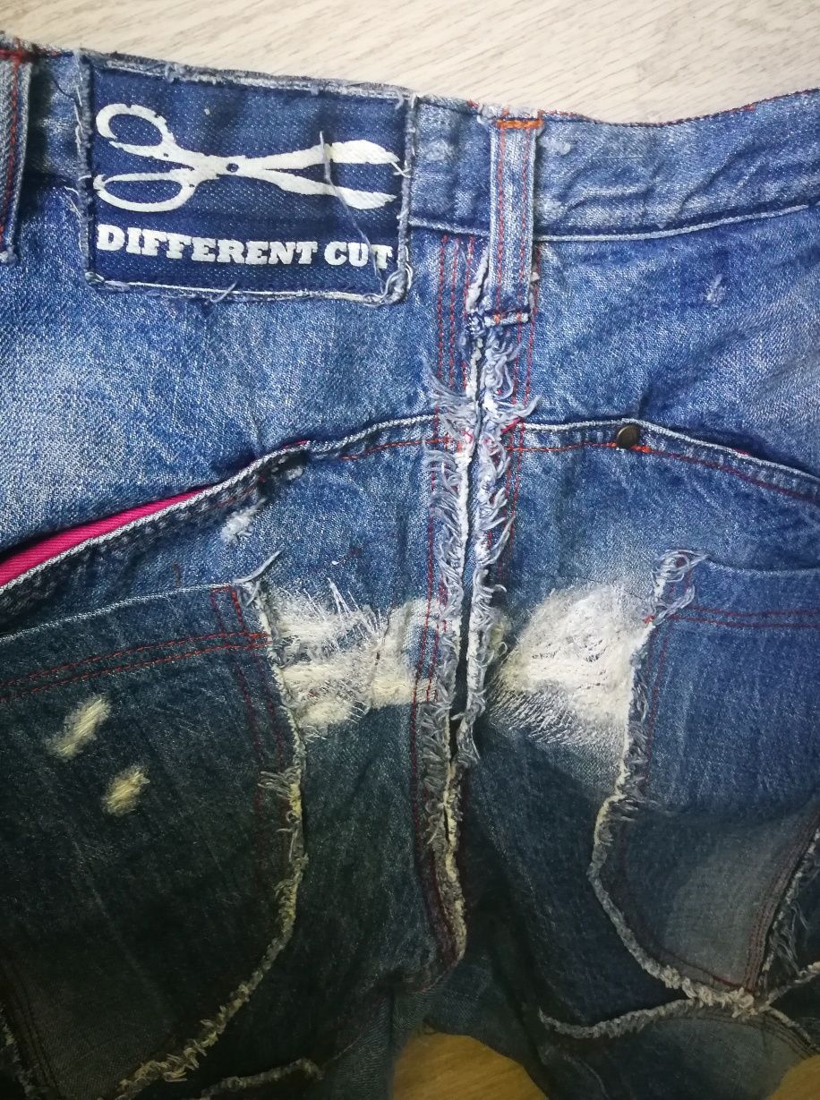pantaloni scurti jeans marca Different Cut