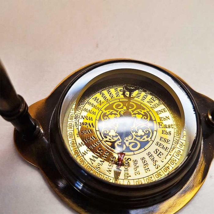 Настолен кварцов часовник с компас от бронз.