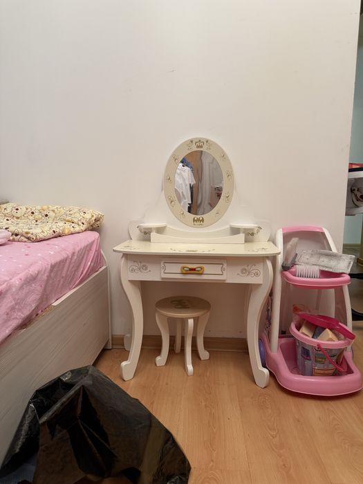 Продам туалетный столик для девочки