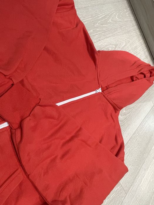 Червен суитчър бершка