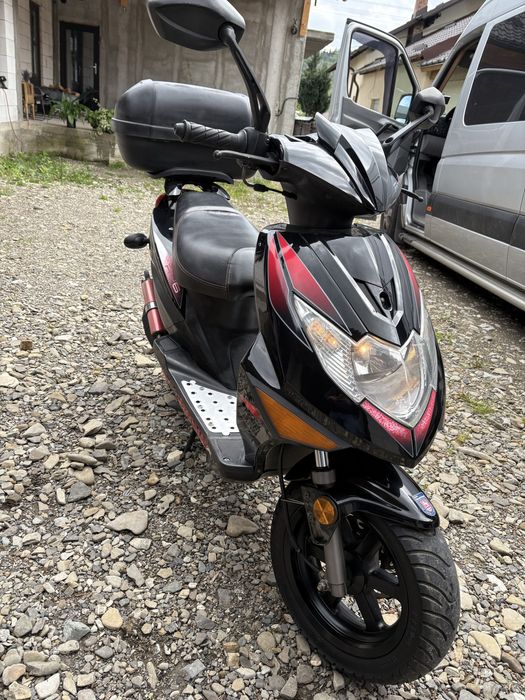 Vand diferite scutere de 125 si 49