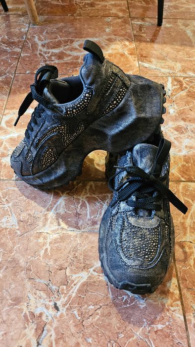 Нови уникални маратонки на платформа