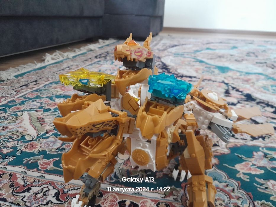 Продаю набор лего вместе с набором идут 9 фигурок трон с оружием