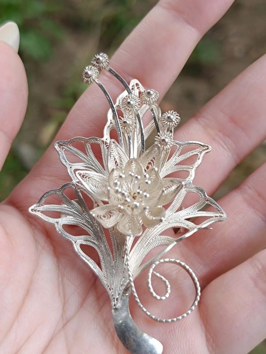 Veche brose filigran, cu flori, din argint de 925