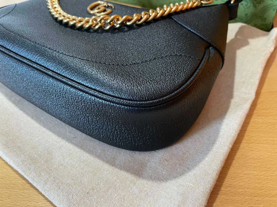 Geanta originala Gucci din piele neagra, maner si lant Gucci Aphrodite